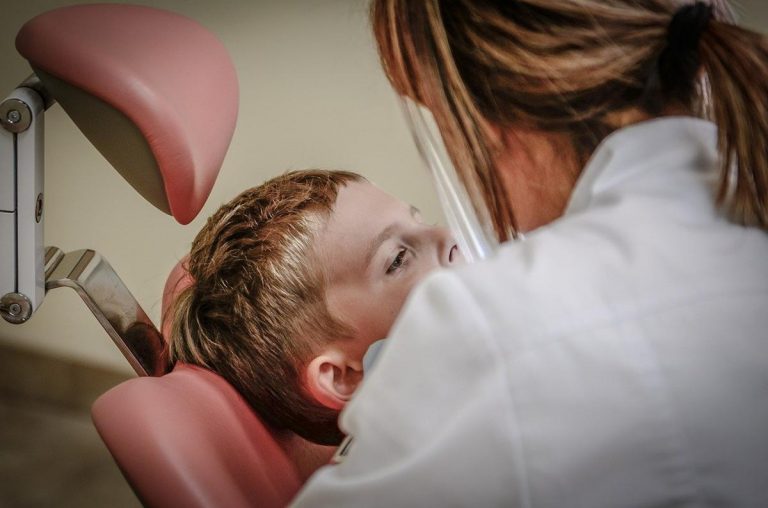 Czy warto zdecydować się na założenie aparatu ortodontycznego u dziecka?